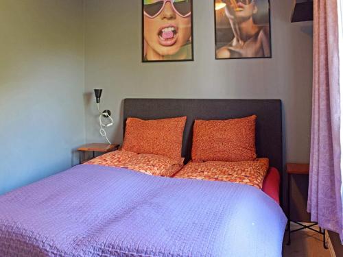 腓特烈斯塔Apartment Frederikstad II的一间卧室配有一张带紫色棉被的床