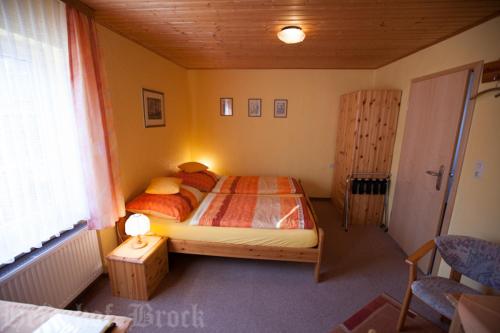 索尔陶Gästehaus Heidehof的一间卧室配有一张床、一张桌子和一个窗户。