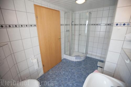 索尔陶Gästehaus Heidehof的带淋浴和卫生间的浴室。