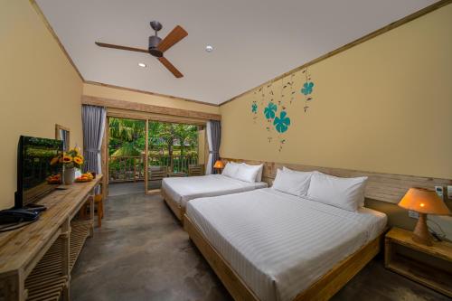 富国Lahana Resort Phu Quoc & Spa的一间带两张床和电视的卧室