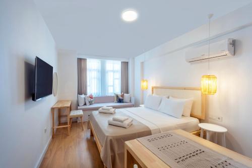 安塔利亚Audo Studio Hotel的酒店客房设有两张床和电视。