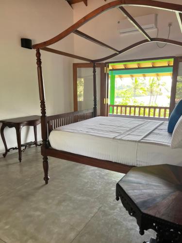 米瑞莎Atulya Lake View - Resort and Spa的一间卧室设有一张大床和一个窗户。