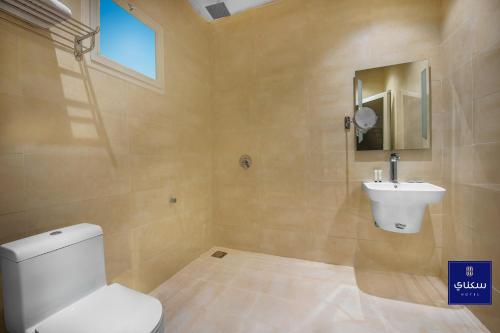 哈伊勒فندق سكناي الياسمين的浴室配有白色卫生间和盥洗盆。