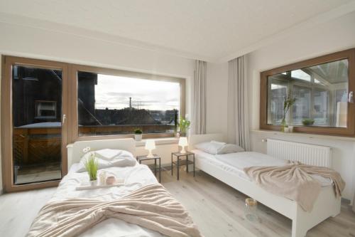 佩格尼茨河畔劳夫NUE10-FW Apartment in Lauf a.d. Pegnitz的一间卧室设有两张床和大窗户