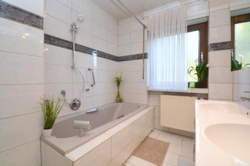 佩格尼茨河畔劳夫NUE10-FW Apartment in Lauf a.d. Pegnitz的白色的浴室设有浴缸和水槽。
