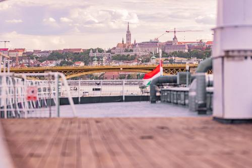 布达佩斯Fortuna Boat Hotel Budapest的河流和城市的桥梁景色