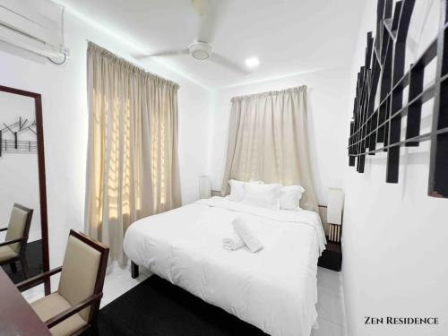 瓜埠ZEN RESIDENCE 135 LANGKAWI- 4BR3B-Max 14pax的白色卧室配有白色的床和椅子