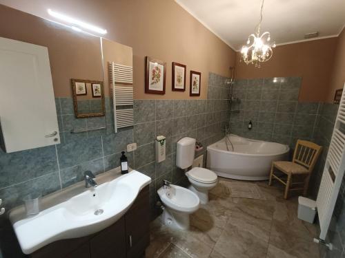特雷伊索多莫斯朗格住宿加早餐旅馆的浴室配有盥洗盆、卫生间和浴缸。