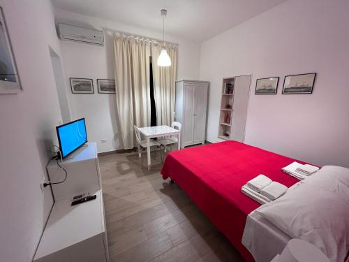维拉诺瓦Casa Petrolla 126的一间卧室配有一张带红色毯子的床
