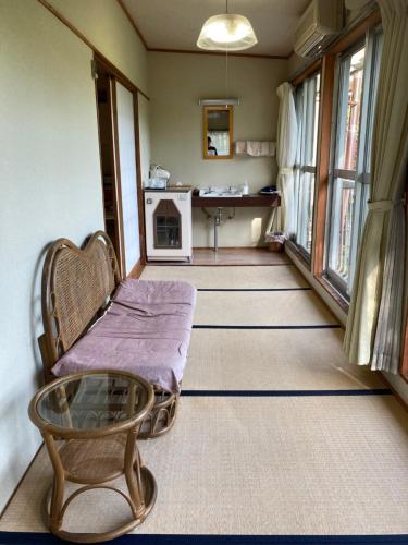 忍野村福奇托米塔日式旅馆的客房设有床、桌子和窗户。