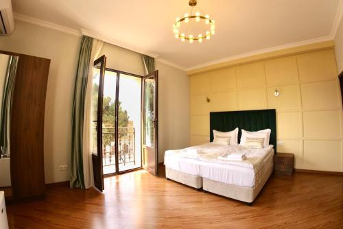 第比利斯Phazisi Hotel的一间卧室设有一张床和一个大窗户