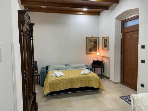 弗兰卡维拉丰塔纳Sasha House Casa Vacanze的一间卧室配有一张带两个枕头的床