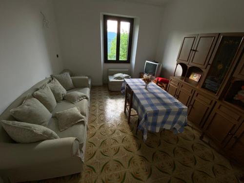 阿斯科利皮切诺CASA VACANZA POLI的客厅配有沙发和桌子