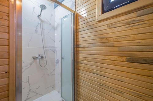 卡斯Hidden Bungalow的带淋浴的浴室和玻璃门