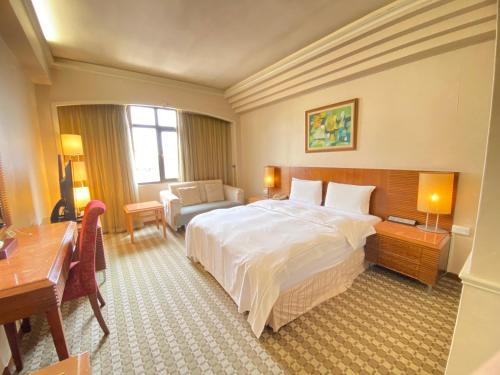 员林雅迪商务旅馆的酒店客房设有一张大床和一张书桌。