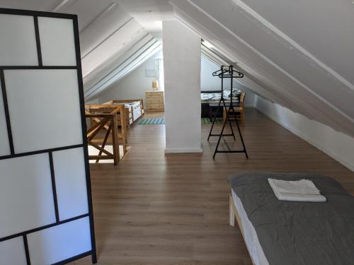 MasfjordenHoliday home - Your dream vacation awaits in Massfjorden的一间卧室设有一张床和一间用餐室