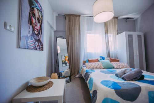 海法Central Haifa Quite Place的一间卧室配有一张床、一张桌子和一面镜子