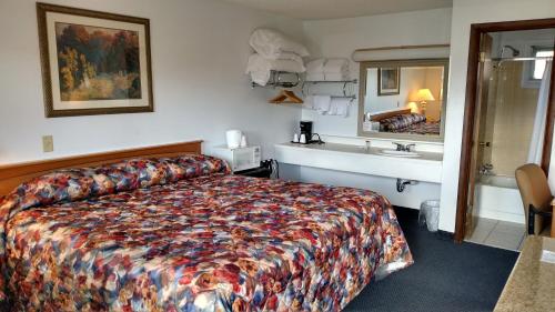 科迪怀俄明酒店的酒店客房设有床和水槽