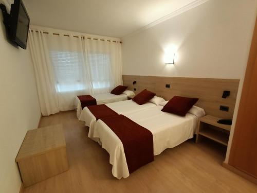 维罗维-德欧纳维洛比酒店的酒店客房设有两张床和电视。