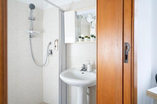 马丁纳弗兰卡Typical Apulian Apartment的一间带水槽和淋浴的浴室