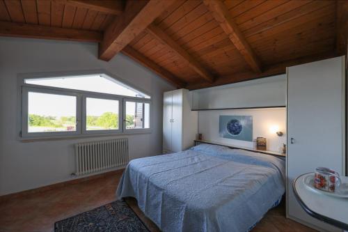 米萨诺阿德里亚蒂科Villa Circuito Simoncelli的一间卧室设有床、窗户和水槽