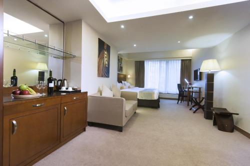 香港丽骏酒店的客厅配有沙发和一张位于房间的床
