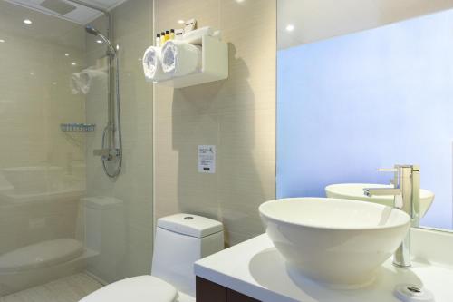丽骏酒店的一间浴室