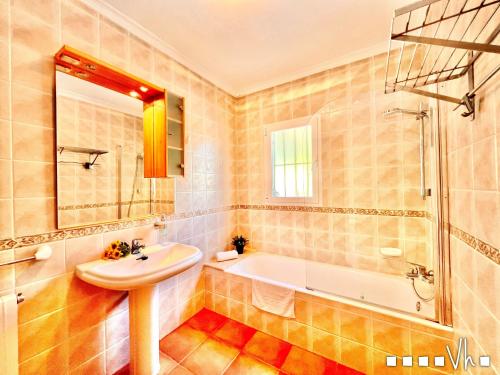 莫莱拉VH CostaBlanca - HOPE的带浴缸、水槽和浴缸的浴室