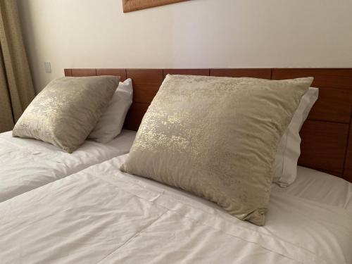 阿尔布费拉BayView Albufeira的床上有2个枕头
