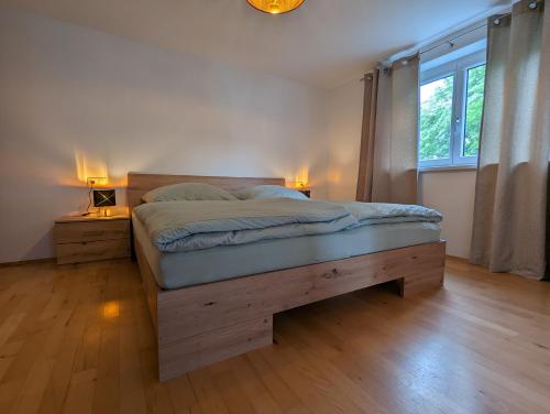 劳特阿赫Ferienwohnung Apimundi的一间卧室设有一张床和一个大窗户