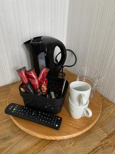 AaldenHet Wapen van Aelden的一杯咖啡和桌子上的遥控器