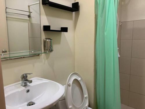 宿务Comfy Avida Cebu w/ Pool(2 adjoined units) 50MBPS的一间带水槽、卫生间和镜子的浴室