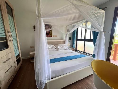HoimaZebi Ecolodge的一间卧室配有一张带天蓬的白色床