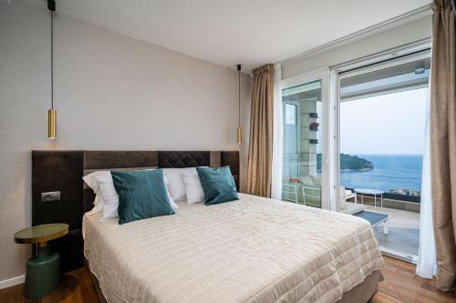杜布罗夫尼克Luxury Apartment Libertas的一间卧室设有一张床,享有海景
