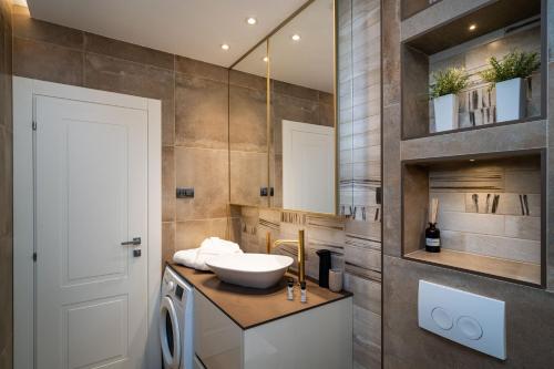 杜布罗夫尼克Luxury Apartment Libertas的一间带水槽和洗衣机的浴室