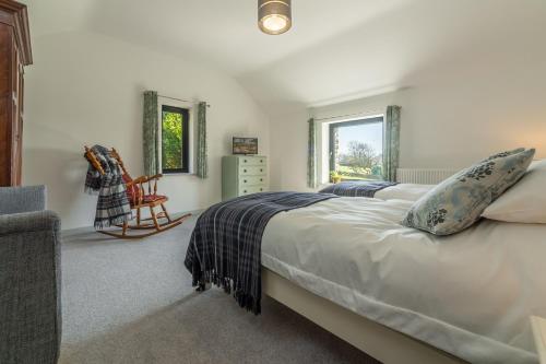 奥顿Linden Barn的卧室配有床、椅子和窗户。