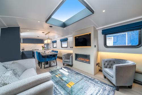 伦敦ALTIDO Elegant houseboat near Canary Wharf的休闲车内的客厅和饭厅