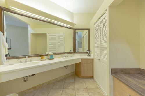 Orofino贝斯特韦斯特河滨酒店的一间带两个盥洗盆和大镜子的浴室