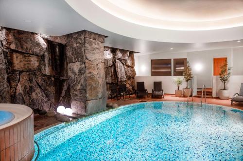 斯德哥尔摩斯德哥尔摩皇家维京丽笙酒店的一座位于酒店客房的游泳池,设有岩石墙