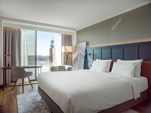 斯德哥尔摩斯德哥尔摩水滨丽笙酒店的一张大白色床,位于酒店美景客房