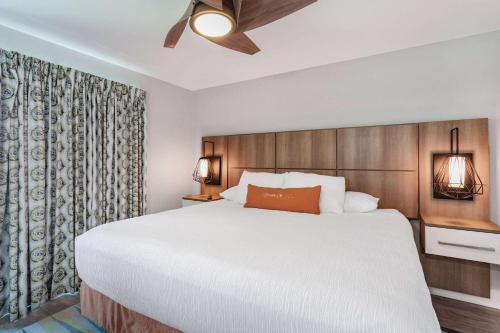 新士麦那海滩Coconut Palms Beach Resort II a Ramada by Wyndham的一间卧室配有一张大床和吊扇