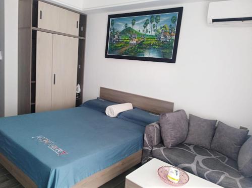 西哈努克Apartments in Star Bay with sea view的一间带床和沙发的小卧室