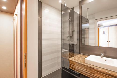 伊尔梅瑙Hotel Tanne Ilmenau的一间带水槽和镜子的浴室