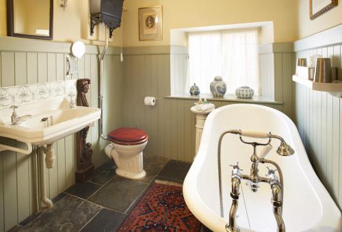 内瑟·斯托威Toll House的带浴缸、盥洗盆和卫生间的浴室