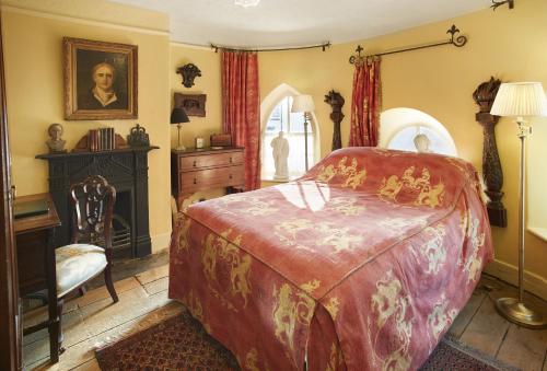 内瑟·斯托威Toll House的一间卧室配有一张床和一张书桌