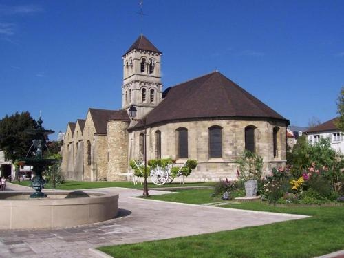 Deuil-la-BarreÔ Cottage - Maison d'hôtes proche Paris à 20 minutes的公园内一座带钟楼的大型教堂