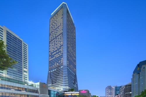 广州广州中心皇冠假日酒店的蓝色天空城市的高楼
