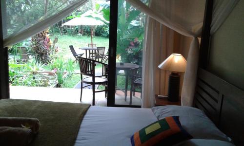 乌布刚格旅馆的一间卧室配有一张床,享有庭院的景色