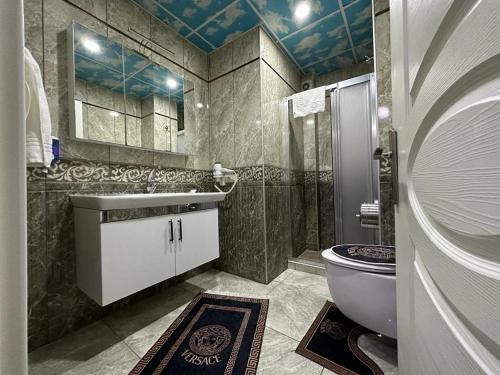 伊斯坦布尔Cihangir by Aydin Suite Hotel的浴室配有卫生间、盥洗盆和淋浴。