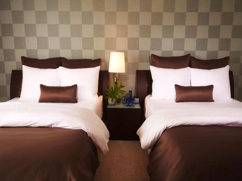 迈阿密Apartment Provident Doral at The Blue-2 by Interhome的酒店的客房 - 带两张带枕头的床